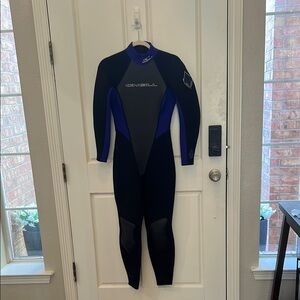 VGUC O'Neill Wetsuit. Size 8. Colors are black and blue